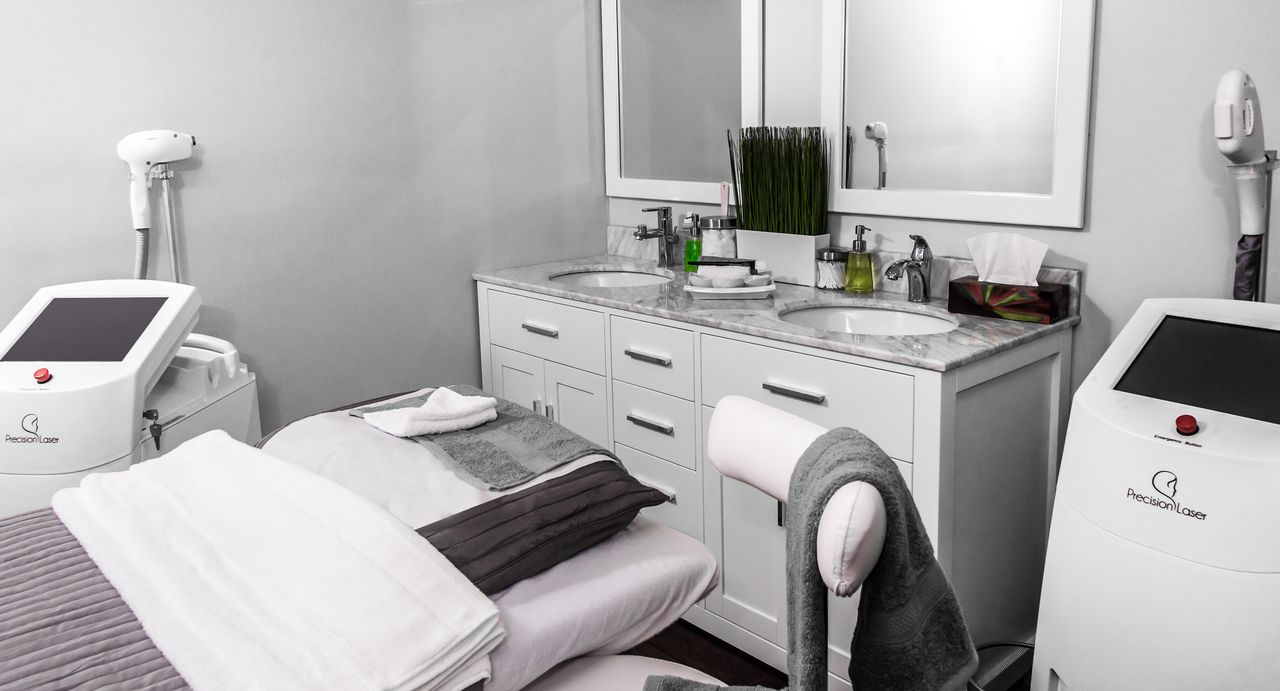 services-02 Explore a well-equipped aesthetic clinic room featuring modern spa amenities and equipment.